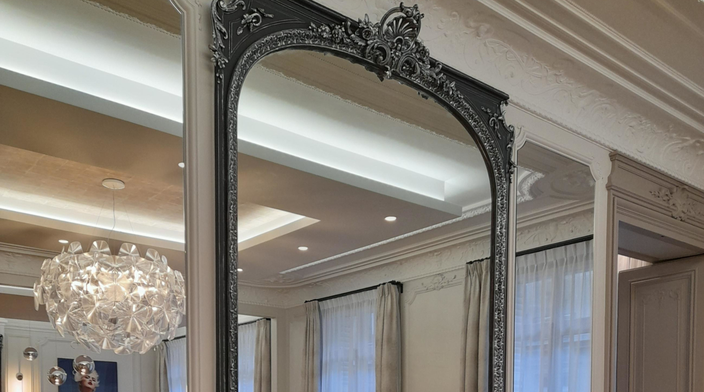 DÉCOR CONTEMPORAIN : dans un appartement parisien, décor des cadres de miroirs et manteaux de cheminées en ton anthracite rehaussé d'argent?