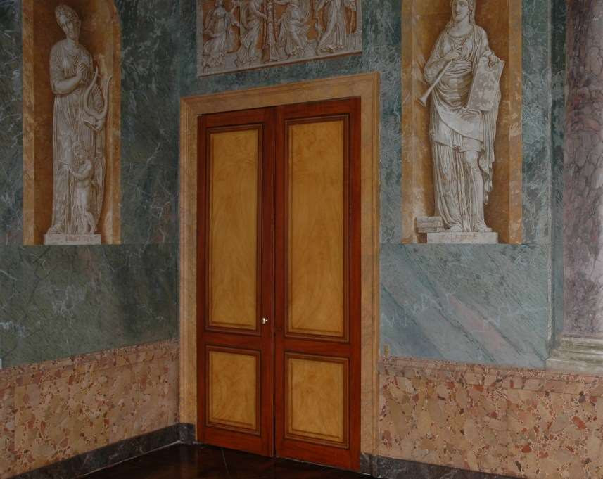 Faux bois : Sur les doubles portes du salon des Muses d'un château classé réalisation de Ronce de citronnier encadré d'acajou et fausses moulures.