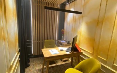 Décor mural contemporain dans le bureau d’un magasin parisien