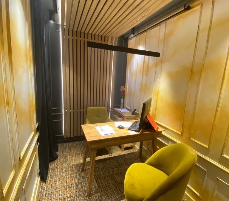 Décor mural contemporain dans le bureau d’un magasin parisien 