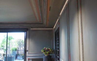 Décor peint baroque sur le plafond d’un salon parisien