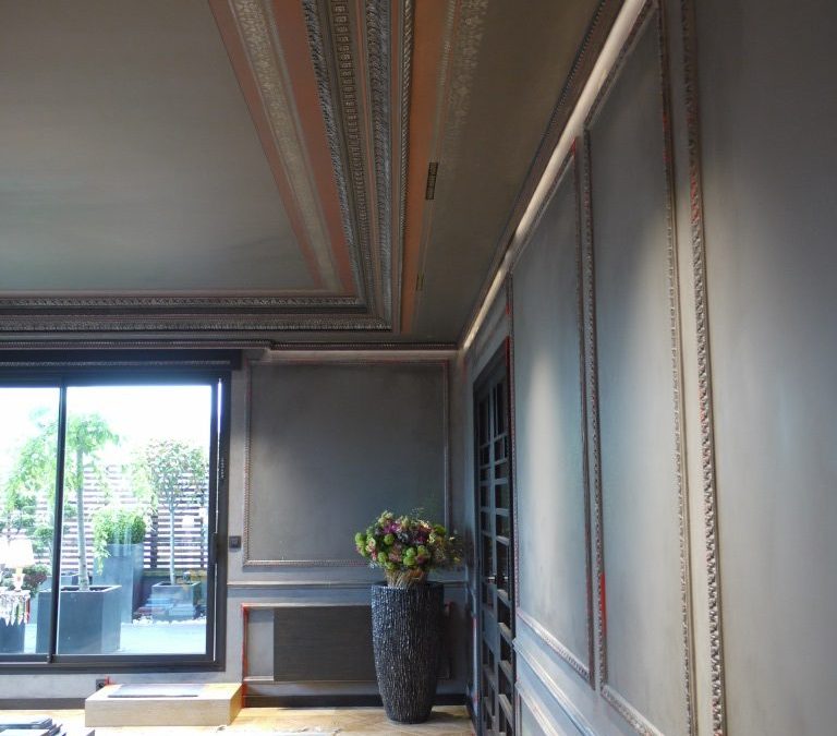 Décor peint baroque sur le plafond d’un salon parisien