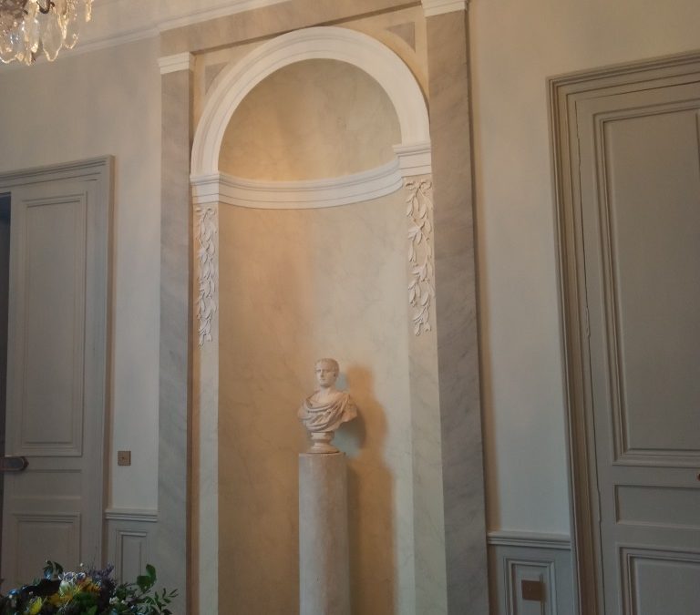 Décors en faux marbres dans la niche d&rsquo;une salle à manger et dans une salle de bain