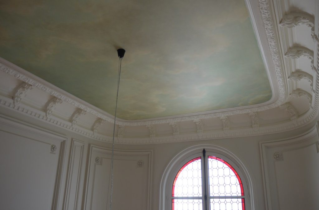 Décor peint : ciel d&rsquo;escalier peint en trompe l’œil