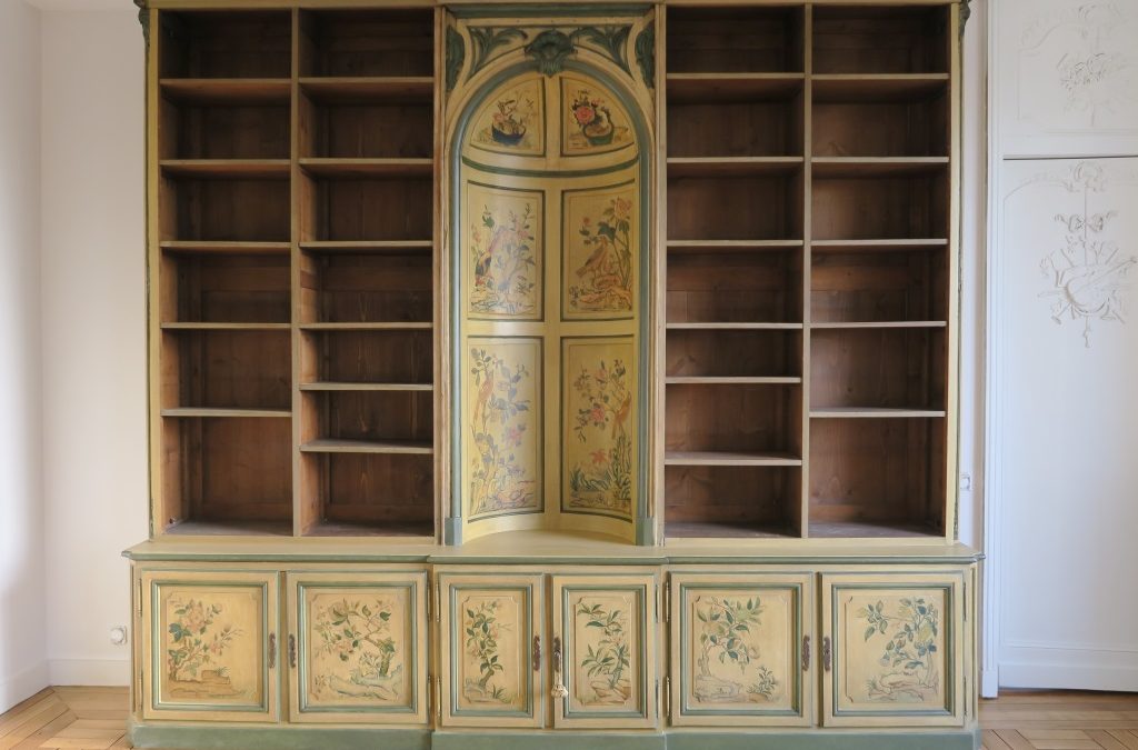 Restauration de meuble peint et de colonnes anciennes, de belle facture et de très grand charme, dans le cadre d’une rénovation d’un appartement parisien