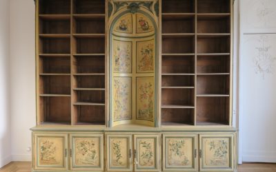 Restauration de meuble peint et de colonnes anciennes, de belle facture et de très grand charme, dans le cadre d’une rénovation d’un appartement parisien
