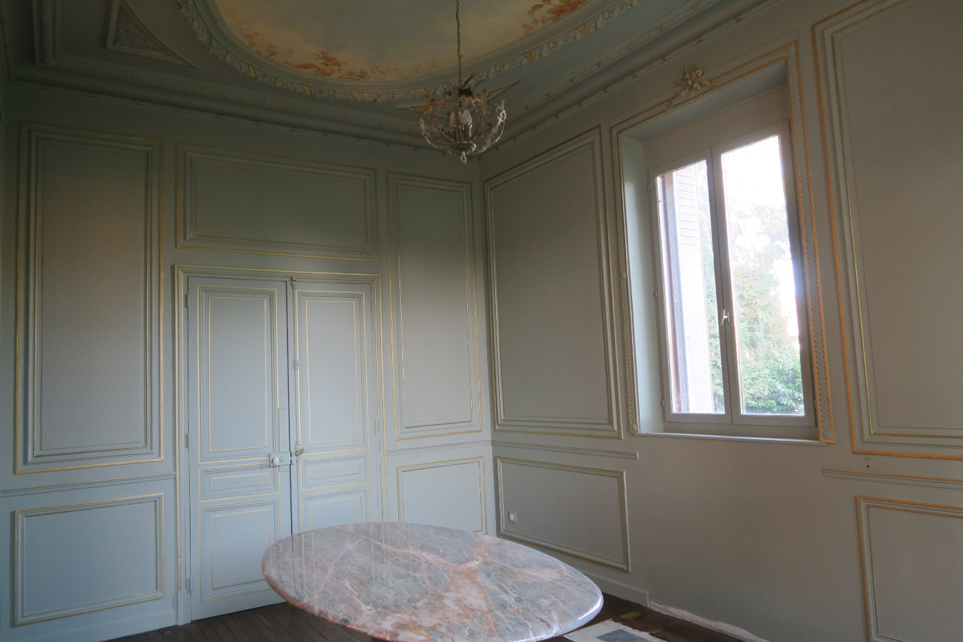 Décor peint de ciel et dorure sur boiseries