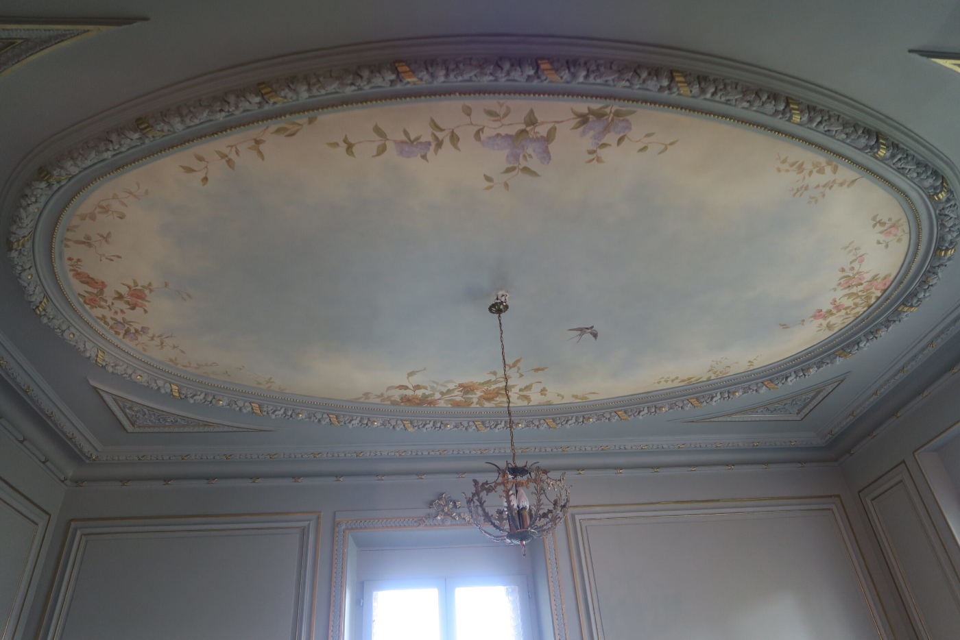 Décor peint de ciel avec motifs fleuris