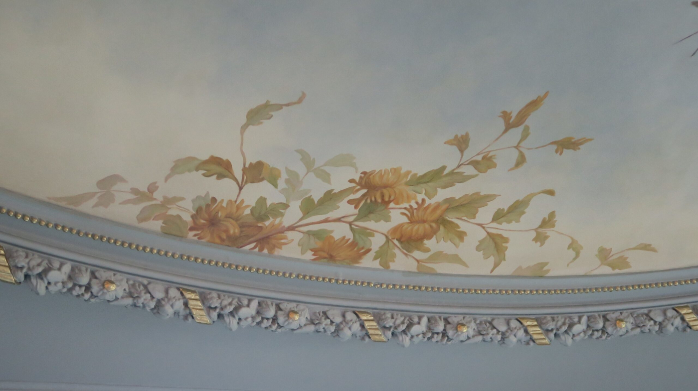 Faux ciel avec motifs fleuris et dorure