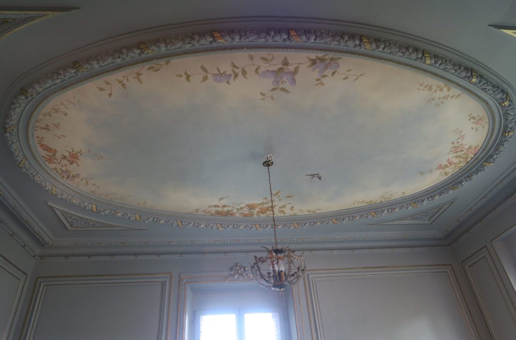 Décor peint : ciel plafonnant avec motifs fleuris