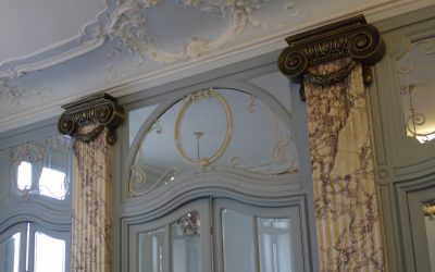 Imitation marbre sur les pilastres d’un portique datant du XIXe siècle