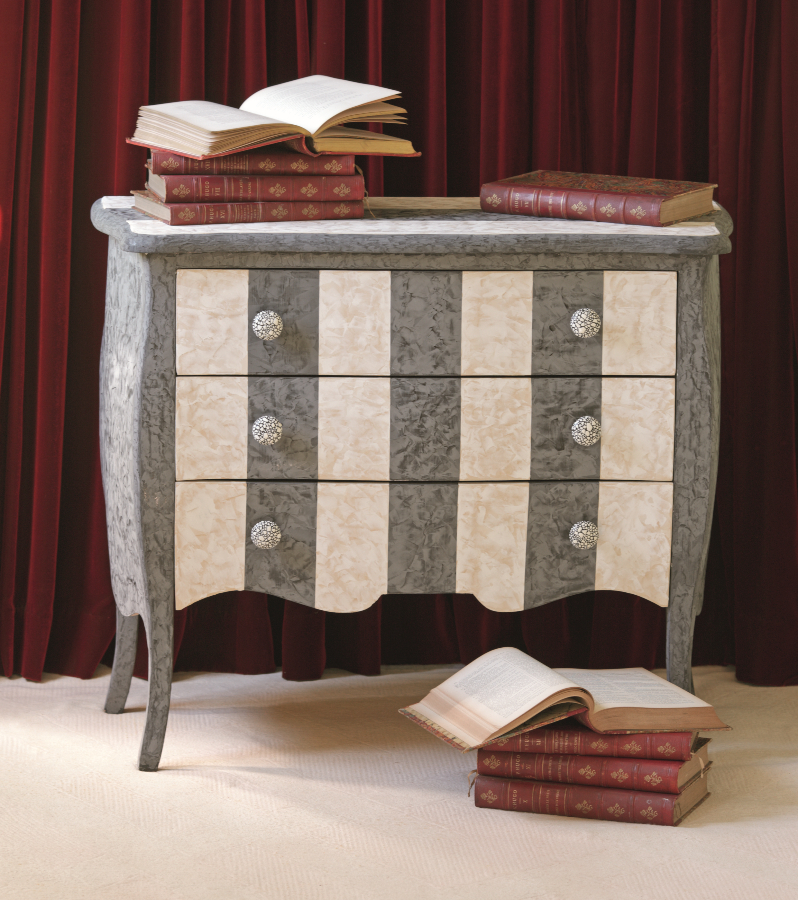 MEUBLE PEINT : décor de bandes gris et crème réalisées en stucco, avec boutons en coquille d'oeufs.