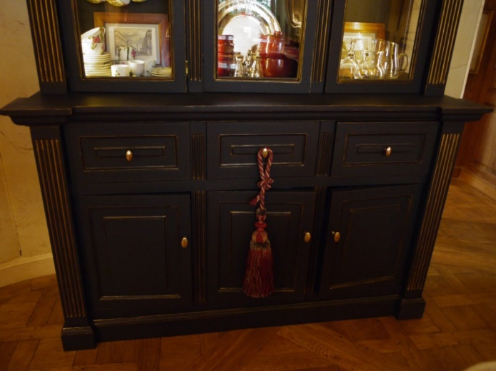 Vaisselier réhaussé de filets dorés, meuble peint