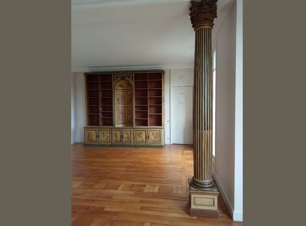 RESTAURATION : dans un appartement parisien, restauration d'une bibliothèque avec patines, filets et chinoiseries, et de 2 colonnes du XVIIIe siècle