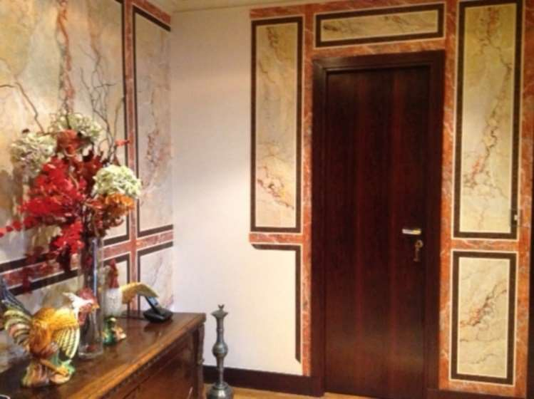 RESTAURATION : dans l'entrée d'un appartement parisien, restauration (en cours) d'un décors de faux marbre endommagé par un dégât des eaux