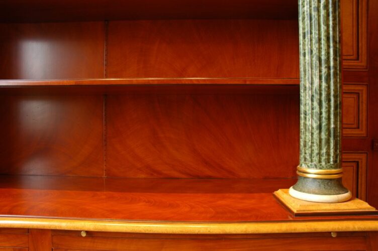 imitation-acajou-faux-marbre-e1687439773320 Faux bois acajou dans une bibliothèque de style Empire et colonne faux marbre