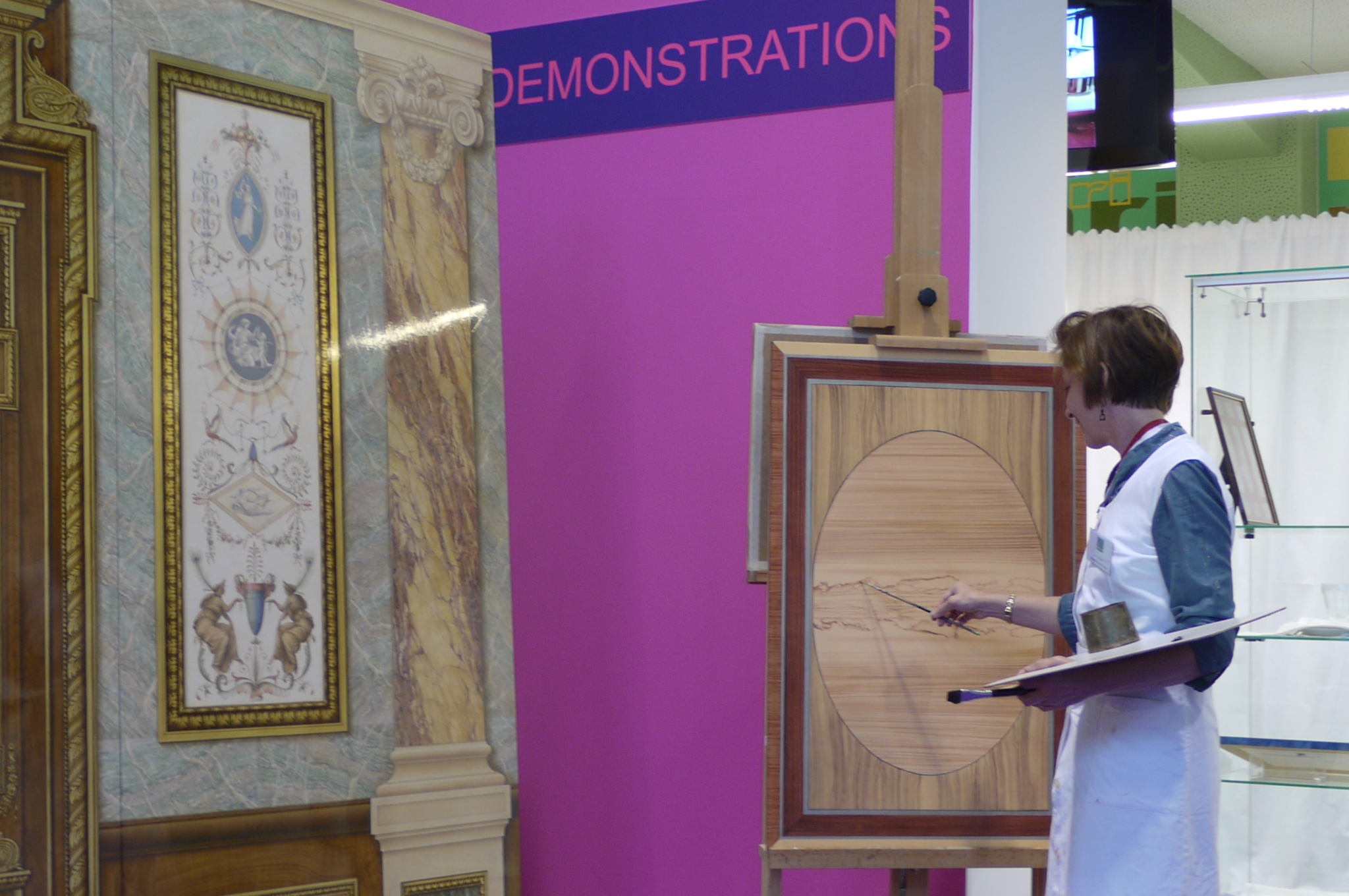 JOËLLE GODEFROID MEILLEUR OUVRIER DE FRANCE : Exposition du panneau de concours à Enghien, avec réalisation panneau de démonstration in situ.