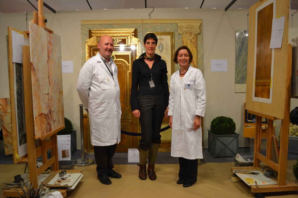 JOËLLE GODEFROID MEILLEUR OUVRIER DE FRANCE : au Salon du Patrimoine, devant le panneau de concours, avec Jean Pierre Jury et Sylvie Van Der Kelen