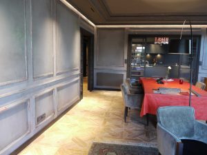 Décor peint de style baroque dans le salon salle à manger d’un appartement parisien et dans la cuisine attenante