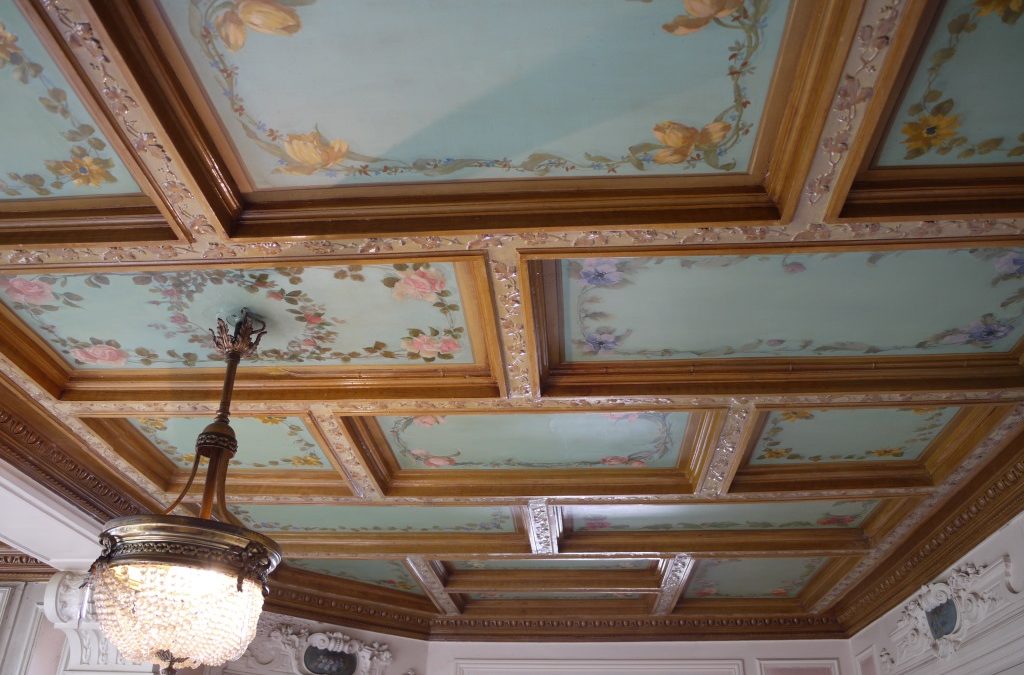 Restauration de décor peint d&rsquo;un plafond à caissons du XIXe siècle