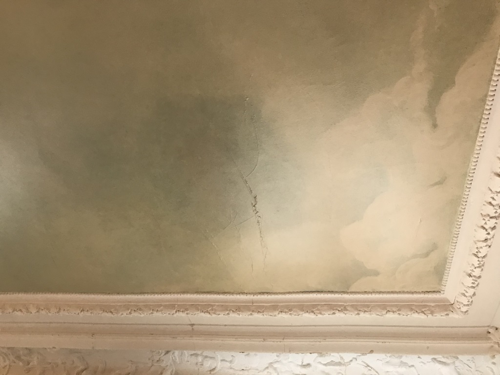 Restauration d’un ciel peint – détail avant intervention de craquelures et fissures suite à dégâts des eaux Restauration d’un ciel peint – détail avant intervention de craquelures et fissures suite à dégâts des eaux
