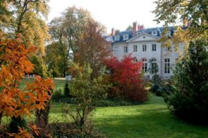 Décor de faux marbres dans le salon ovale d’un château classé