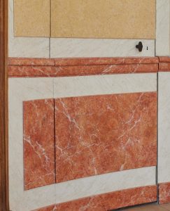 Décor de faux marbre Rouge de France et blanc veiné