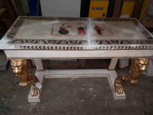 RESTAURATION d’un décor peint sur le plateau d’une console Néoclassique