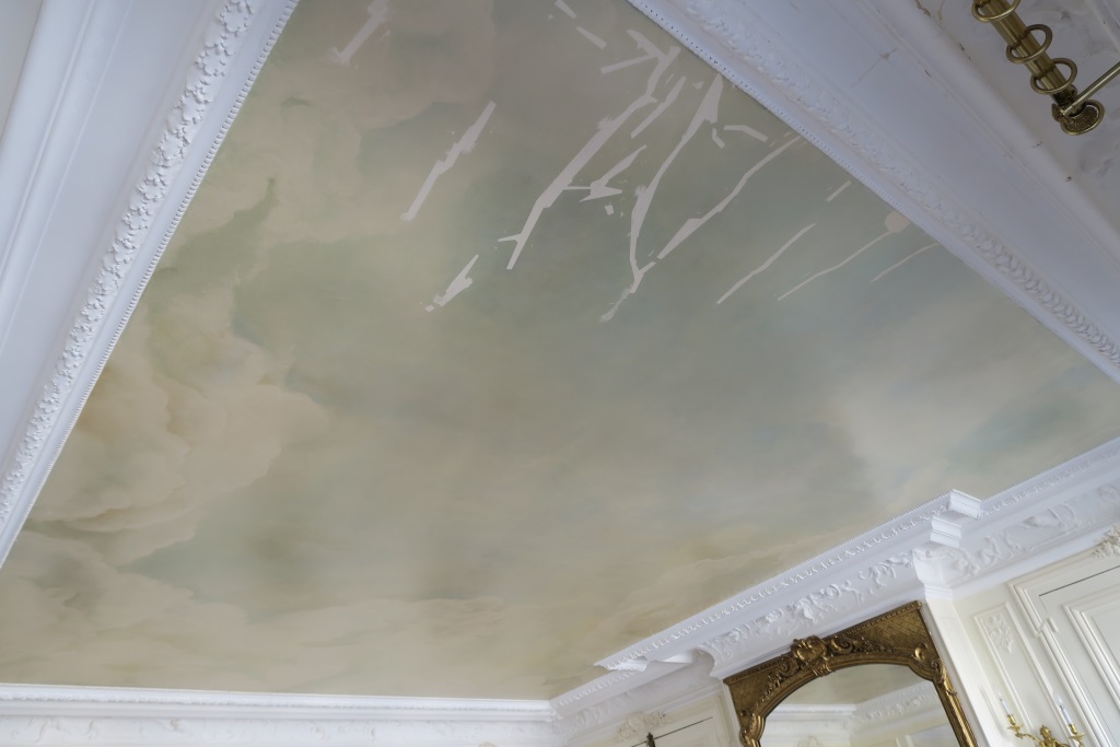 Restauration d’un ciel peint – reprises des fissures pendant l’intervention Restauration d’un ciel peint – reprises des fissures pendant l’intervention