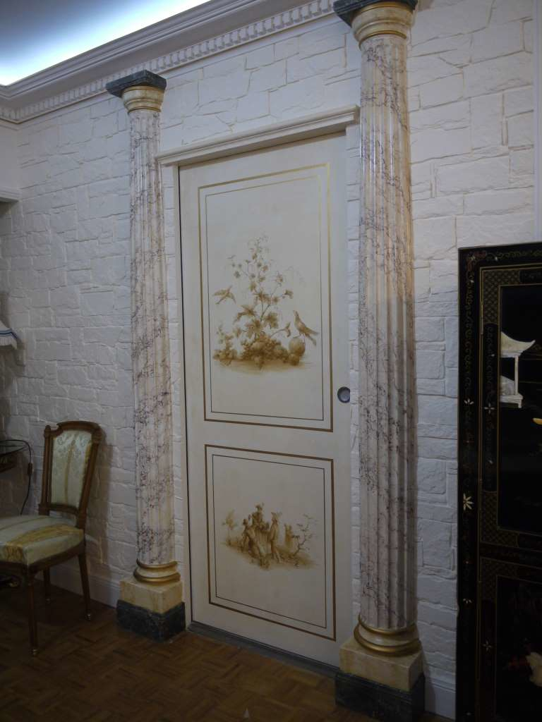 Chinoiserie sur une porte entourée de colonnes en faux marbre