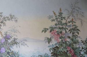 RESTAURATION d’un trompe l’œil sur toile de superbes papiers peints du 18ème siècle