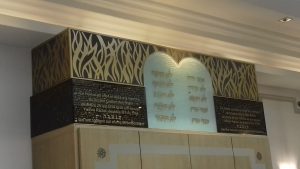 MEUBLE PEINT : Sur une armoire de synagogue, réalisation d'un motif flammé brun et or pour encadrer la table des lois.