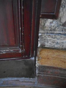 RESTAURATION : Dans un bel immeuble parisien, restitution partielle en décors des imitations acajou et des différents stucs marbres endommagés. Détail avant intervention.
