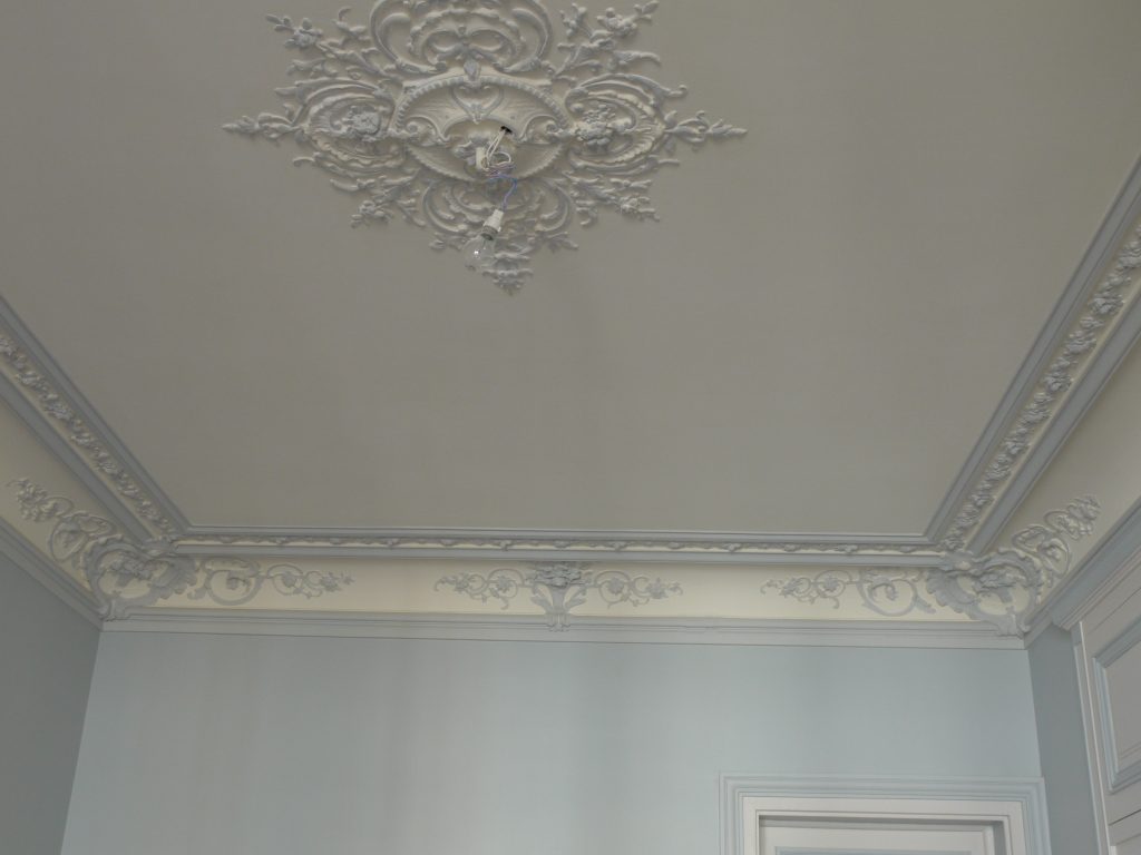 DECOR NEOCLASSIQUE : choix des tos des pièces de l'appartement, réalisation des filets et motifs sur les corniches et sur l'ensemble des moulures murales. (chambre)