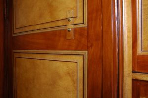 Faux bois acajou, imitation loupe d'orme et fausses moulures