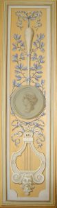 TROMPE L'OEIL : Copie d'un des éléments du décor de grotesque du XVIIe siècle au château de Vaux le Vicomte, avec motifs en grisaille et bleu peints sur fond doré et cadre en fausse moulure.