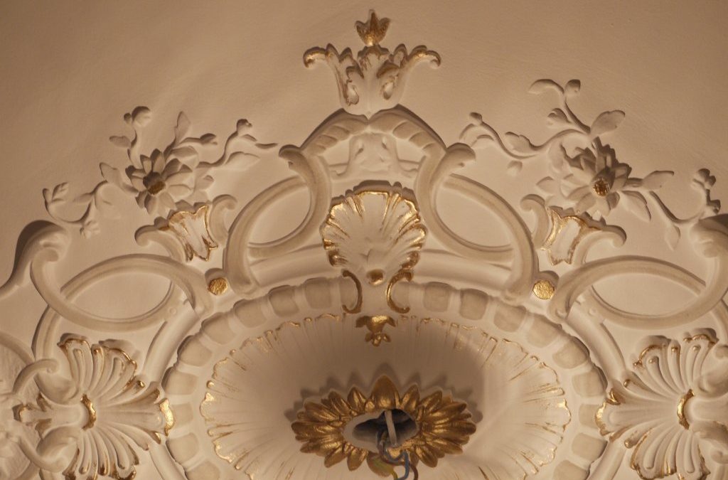 Décors dorés sur les motifs de corniches et rosaces