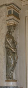 DECOR PEINT : Faux marbres et imitation de bronze très doux sur les cariatides de haut de cheminée d'un immeuble du XIXe siècle, un ensemble assez exceptionnel.