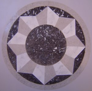 Sur un petit guéridon, imitation de marqueterie de faux marbres noirs, gris, blanc, de style Néoclassique,