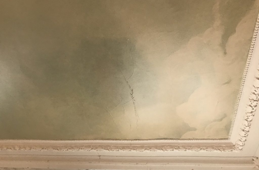 Restauration de ciel peint dans un appartement haussmannien