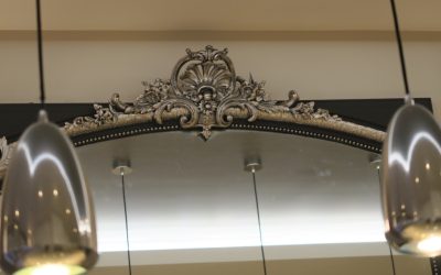 Décor peint argenté sur cadres et cheminées