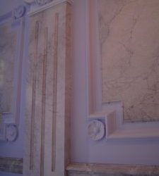 Imitation de marbre dans une entrée d’immeuble parisien